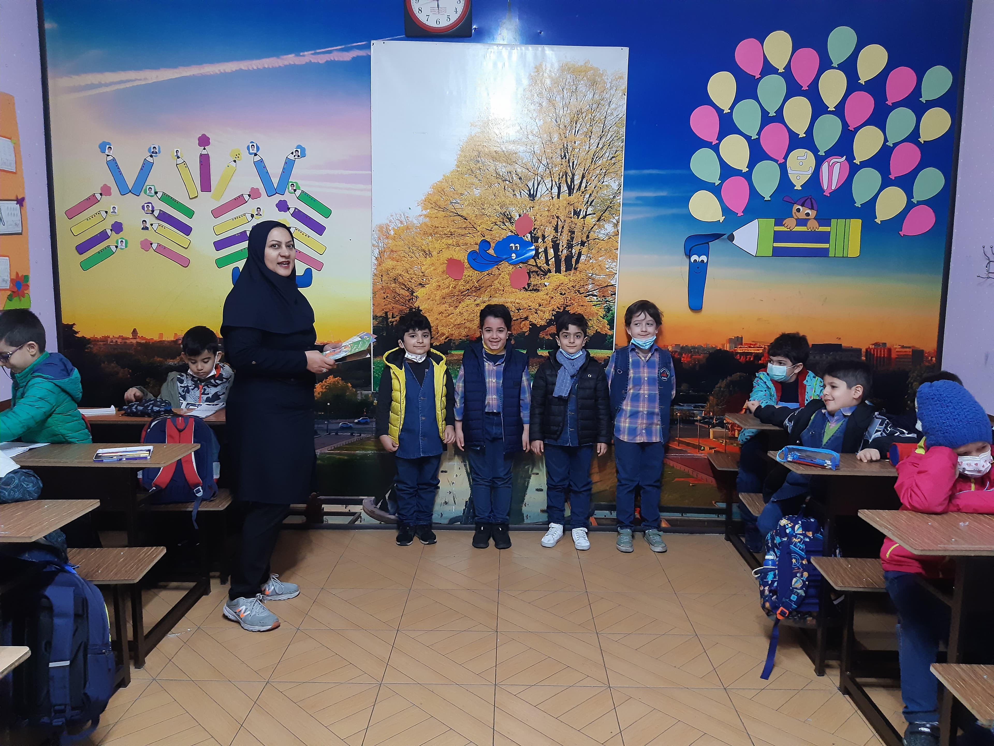 قصه گویی (هدیه دادن خانم سربی به دانش آموزان فعال) 