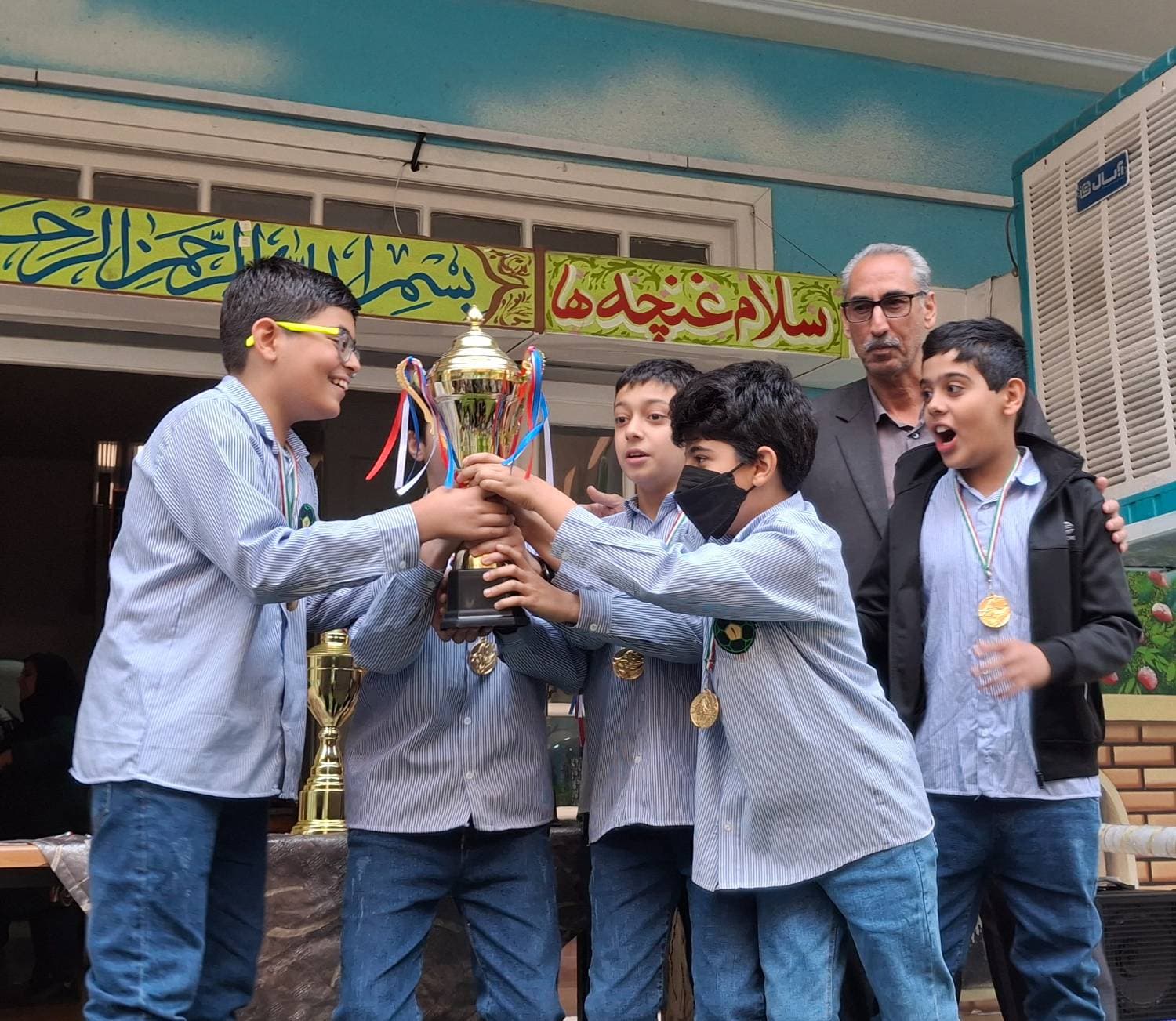 اهدای مدال و جام به تیم برنده